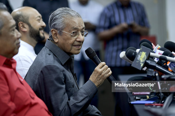 Perdana Menteri merangkap Pengerusi Parti Pribumi Bersatu Malaysia (PPBM), Tun Dr Mahathir Mohamad (tiga kiri) bercakap pada sidang media selepas mempengerusikan Mesyuarat Majlis Pimpinan Tertinggi PPBM diiringi Presiden PPBM, Tan Sri Muyiddin Yassin (kiri) dan Timbalan Presiden PPBM, Datuk Seri Mukhriz Mahathir (dua kiri) di Ibu Pejabat PPBM, Menara Yayasan Selangor, Petaling Jaya. foto FAREEZ FADZIL, 28 MEI 2018