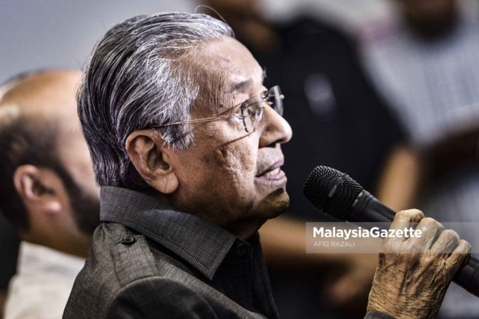 Perdana Menteri Tun Dr Mahathir Mohamad berkata mustahil bagi perdana menteri sebelumnya Datuk Seri Najib Tun Razak tidak tahu akan transaksi 1Malaysia Development Berhad (1MDB) seperti didakwanya dalam wawancara baru-baru ini.