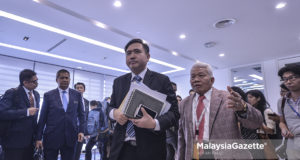 Pengerusi Eksekutif Suruhanjaya Penerbangan Malaysia (Mavcom), Tan Sri Jenenal (B) Abdullah Ahmad (kiri) akan meletakkan jawatan, perkara tersebut disahkan oleh seorang sumber kepada Bernama.