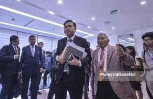Pengerusi Eksekutif Suruhanjaya Penerbangan Malaysia (Mavcom), Tan Sri Jenenal (B) Abdullah Ahmad (kiri) akan meletakkan jawatan, perkara tersebut disahkan oleh seorang sumber kepada Bernama.