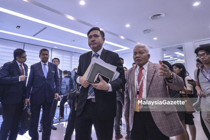 Pengerusi Eksekutif Suruhanjaya Penerbangan Malaysia (Mavcom), Tan Sri Jenenal (B) Abdullah Ahmad (kiri) akan meletakkan jawatan, perkara tersebut disahkan oleh seorang sumber kepada Bernama.