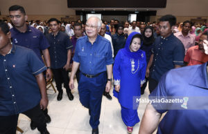 Datuk Seri Najib Razak (tengah) bersama isteri, Datin Seri Rosmah Mansor. foto SYAFIQ AMBAK, 29 APRIL 2018.