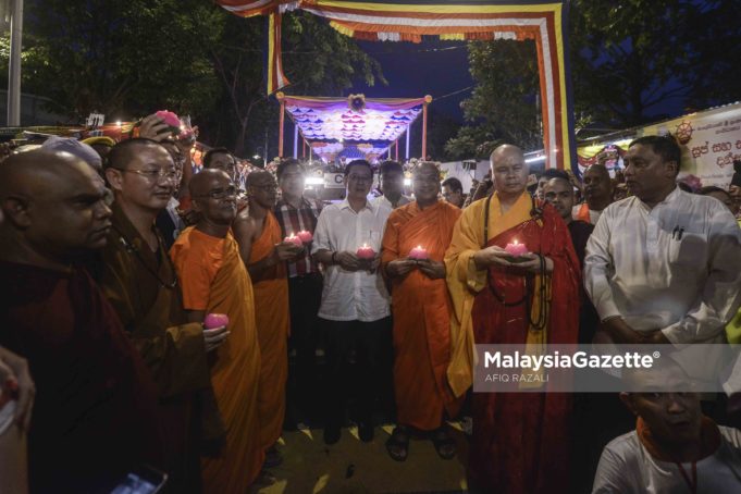 Menteri Kewangan, Lim Guan Eng bersama Menteri Pengangkutan, Anthony Loke hadir pada majlis Sambutan Hari Wesak di Buddhist Maha Vihara, Brickfields, Kuala Lumpur. foto AFIQ RAZALI, 29 MEI 2018.