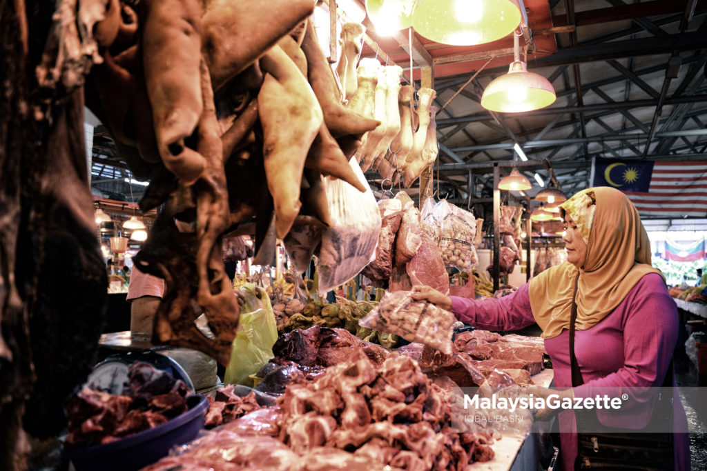 Harga daging tempatan di sesetengah tempat di negeri ini meningkat hingga mencecah RM36 sekilogram dan membebankan pengguna. - foto hiasan