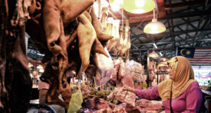Harga daging tempatan di sesetengah tempat di negeri ini meningkat hingga mencecah RM36 sekilogram dan membebankan pengguna. - foto hiasan