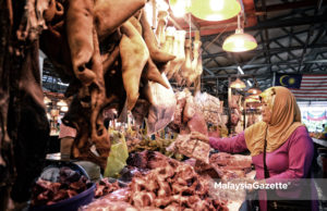 Harga daging tempatan di sesetengah tempat di negeri ini meningkat hingga mencecah RM36 sekilogram dan membebankan pengguna. - foto hiasan
