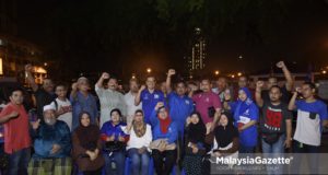 Calon Barisan Nasional (BN) P.124 Bandar Tun Razak, Adnan Seman (berdiri tengah) bergambar kenangan bersama penyokong-penyokong BN selepas ketika sesi teh tarik bersama wakil persatuan penduduk anjuran NGO NO 1 Malaysia Media Tetera rakyat sempena kempen Pilihan Raya Umum Ke-14 (PRU14) di Bandar Tun Razak, Kuala Lumpur baru-baru ini. foto NOOR ASREKUZAIREY SALIM,.