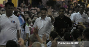 Calon DAP untuk Parlimen Teluk Intan, Nga Kor Ming melambai tangan ke arah orang ramai yang hadir pada Program Ceramah Pakatan Harapan di Kuil Bu Tong Sun Hean Bu Keong, Teluk Intan, Perak. foto FAREEZ FADZIL, 30 APRIL 2018.