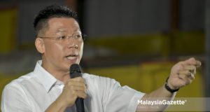 Pengundi-pengundi di Teluk Intan, Perak meminta Setiausaha Agung DAP, Lim Guan Eng menunaikan janjinya dengan membuka laluan kepada Nga Kor Ming untuk menjadi menteri Persekutuan.