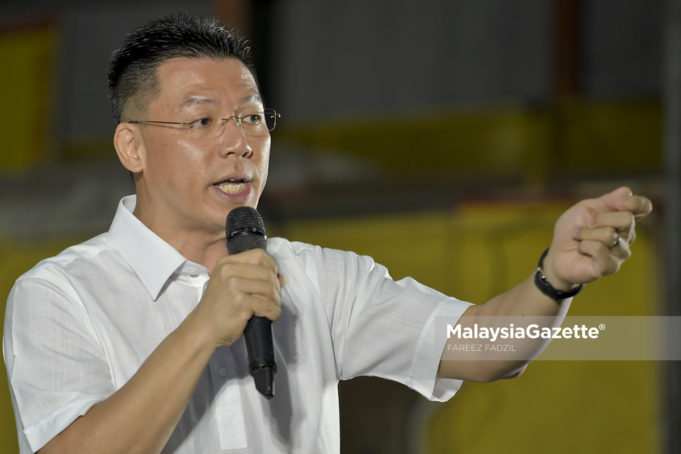 Pengundi-pengundi di Teluk Intan, Perak meminta Setiausaha Agung DAP, Lim Guan Eng menunaikan janjinya dengan membuka laluan kepada Nga Kor Ming untuk menjadi menteri Persekutuan.
