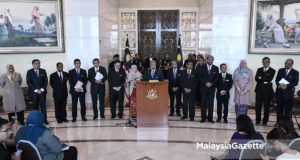 Perdana Menteri, Tun Dr Mahathir Mohamad (tengah) bersama menteri-menteri kabinet bercakap pada sidang media selepas Mesyuarat Jemaah Menteri di Bangunan Putra Perdana, Putrajaya. foto SYAFIQ AMBAK, 30 MEI 2018