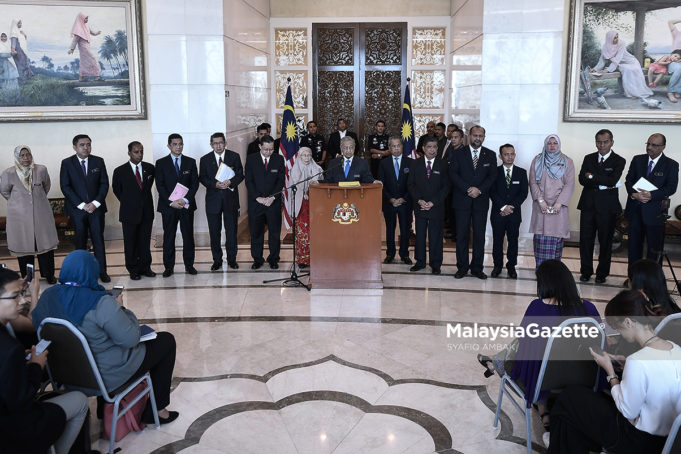 Perdana Menteri, Tun Dr Mahathir Mohamad (tengah) bersama menteri-menteri kabinet bercakap pada sidang media selepas Mesyuarat Jemaah Menteri di Bangunan Putra Perdana, Putrajaya. foto SYAFIQ AMBAK, 30 MEI 2018