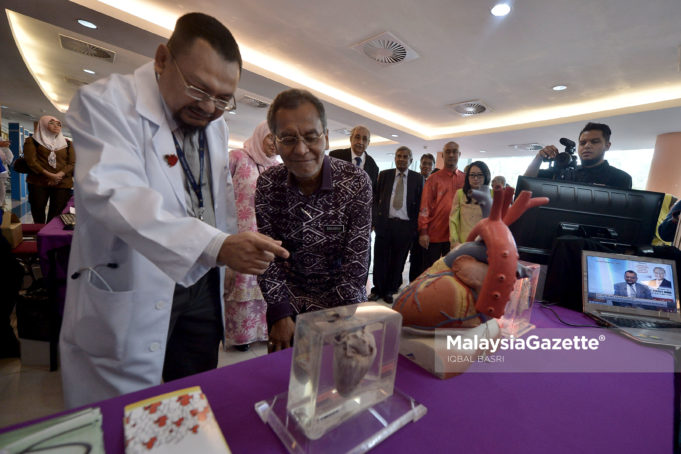 Menteri Kesihatan, Dr. Dzulkefly Ahmad meluangkan masa melawat ruang pameran pada Program Hari Tanpa Tembakau Sedunia Peringkat Kebangsaan 2018 di Fakulti Perubatan dan Sains Kesihatan UPM Serdang, Selangor. foto IQBAL BASRI, 31 MEI 2018