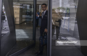 Ketua Pengarah Majlis Amanah Rakyat (MARA), Datuk Abdul Azhar Abdul Manaf meninggalkan Menara Ilham selepas memberikan taklimat kepada Majlis Penasihat Kerajaan di Menara Ilham, Jalan Binjai, Kuala Lumpur. foto AFIQ RAZALI, 31 MEI 2018.
