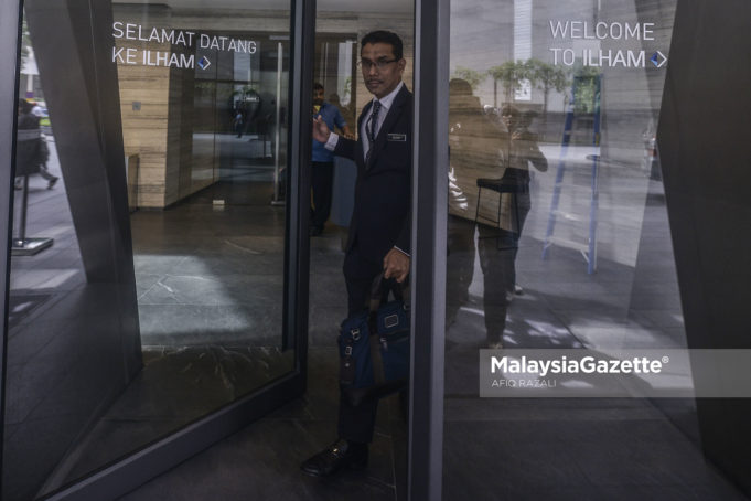 Ketua Pengarah Majlis Amanah Rakyat (MARA), Datuk Abdul Azhar Abdul Manaf meninggalkan Menara Ilham selepas memberikan taklimat kepada Majlis Penasihat Kerajaan di Menara Ilham, Jalan Binjai, Kuala Lumpur. foto AFIQ RAZALI, 31 MEI 2018.