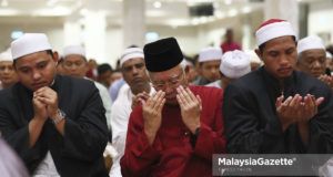 Mantan Perdana Menteri, Datuk Seri Najib Tun Razak (tengah) kesyuk berdoa selepas menunaikan solat tarawih pertama yang diimamkan Datuk Syeikh Muhammad Idrees Al Mashrani (depan) sempena bulan Ramadhan di Masjid Jamek Kampung Baru, Kuala Lumpur. foto FAREEZ FADZIL, 16 MEI 2018