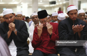 Mantan Perdana Menteri, Datuk Seri Najib Tun Razak (tengah) kesyuk berdoa selepas menunaikan solat tarawih pertama yang diimamkan Datuk Syeikh Muhammad Idrees Al Mashrani (depan) sempena bulan Ramadhan di Masjid Jamek Kampung Baru, Kuala Lumpur. foto FAREEZ FADZIL, 16 MEI 2018