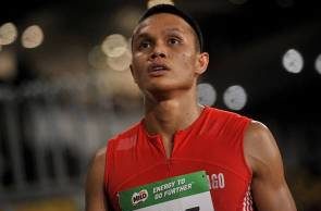 Jonathan Nyepa menewaskan raja pecut Asia Tenggara, Khairul Hafiz Jantan yang sekadar membawa pulang gangsa selepas mencatat 21.27 saat pada Terbuka Olahraga Malaysia di Stadium Nasional Bukit Jalil, semalam.