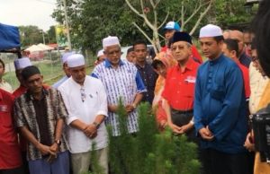 Tun Mahathir Mohamad menziarahi kubur Allahyarham Fadzil Nor di Kedah.