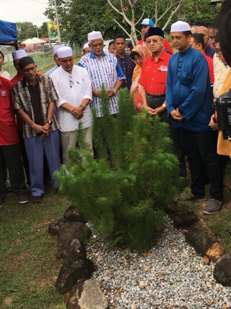 Tun Mahathir Mohamad menziarahi kubur Allahyarham Fadzil Nor di Kedah.