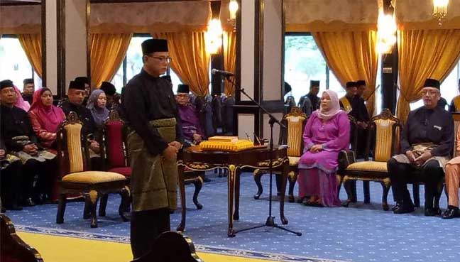 Ahli Dewan Undangan Negeri (ADUN) Jelai Datuk Seri Wan Rosdy Wan Ismail angkat sumpah jadi Menteri Besar Pahang.