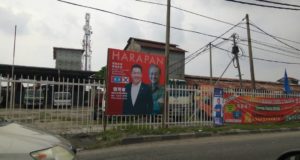 Dua poster milik PH yang memaparka wajah Pengerusi PH dipasang di Teluk Intan.