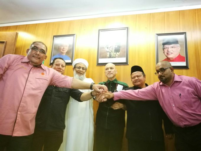 Mesyuarat Jawatankuasa Bertindak Ops BAH di Kementerian Wilayah Persekutuan (KWP) Nadzim bersama ahli-ahli Jawatankuasa Baertindak Ops BAH yang bermesyuarat di Kementerian Wilayah Persekutuan di Putrajaya hari ini.