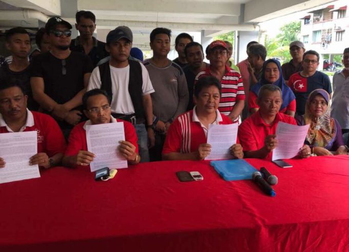 WhatsApp Image 2018-05-06 at 18.14.45 Setiausaha Kerja PPBM Bahagian Pasir Gudang, Norzri Mokhtar (duduk, tiga dari kanan) bersama kira-kira 30 ahli PPBM Bahagian Pasir Gudang pada sidang media kerana hilang kepercayaan kepada Presiden parti, Tan Sri Muhyiddin Yassin di Bandar Seri Alam, Johor Bahru.