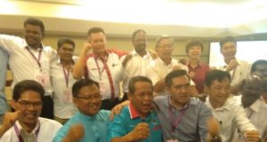 Pengerusi PH Negeri Sembilan, Aminuddin Harun (tengah) mengumumkan gabungan pembangkang itu memenangi 19 daripada 36 kerusi DUN di Negeri Sembilan di Seremban malam tadi.