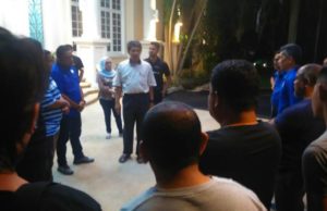 Pengerusi BN Negeri Sembilan, Datuk Seri Mohamad Hasan mententeramkan para penyokongnya di Seremban malam tadi.