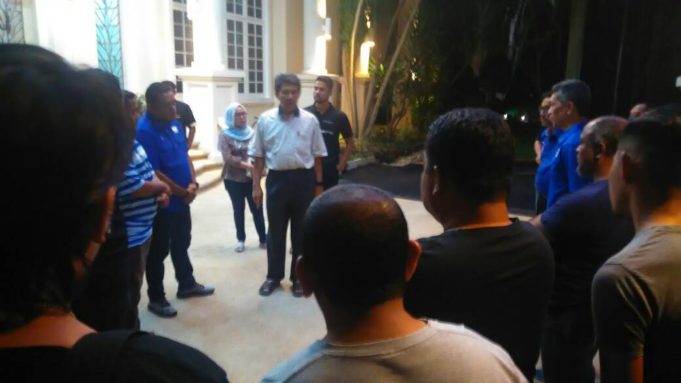 Pengerusi BN Negeri Sembilan, Datuk Seri Mohamad Hasan mententeramkan para penyokongnya di Seremban malam tadi.