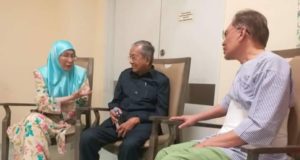 Perdana Menteri, Tun Dr. Mahathir Mohamad bersama timbalannya, Datuk Seri Wan Azizah Wan Ismail ketika berbincang dengan Datuk Seri Anwar Ibrahim di Hospital Rehabilitasi Cheras di Kuala Lumpur semalam.