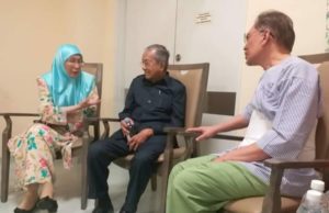 Perdana Menteri, Tun Dr. Mahathir Mohamad bersama timbalannya, Datuk Seri Wan Azizah Wan Ismail ketika berbincang dengan Datuk Seri Anwar Ibrahim di Hospital Rehabilitasi Cheras di Kuala Lumpur semalam.