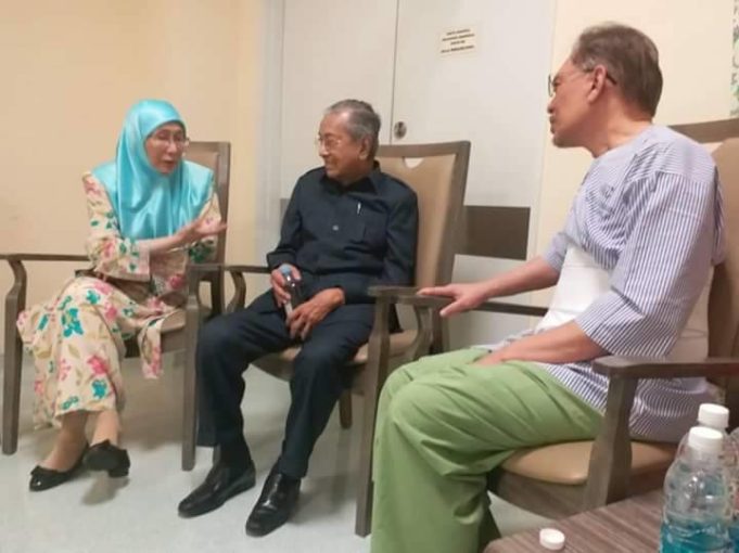 Perdana Menteri, Tun Dr. Mahathir Mohamad bersama timbalannya, Datuk Seri Wan Azizah Wan Ismail ketika berbincang dengan Datuk Seri Anwar Ibrahim di Hospital Rehabilitasi Cheras di Kuala Lumpur semalam.