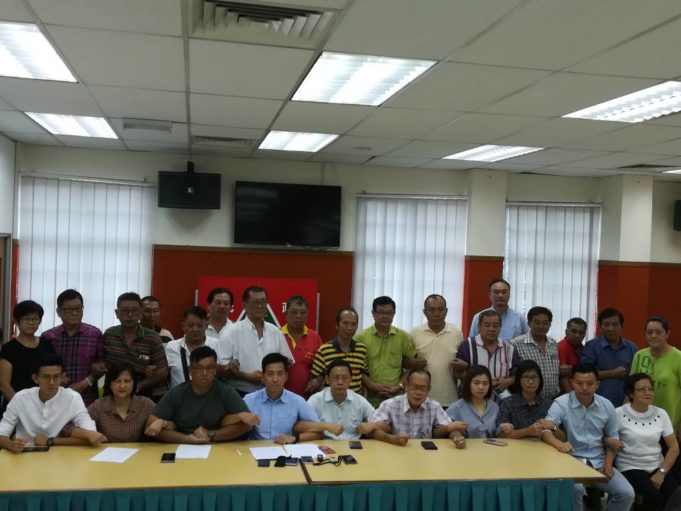 Barisan pemimpin Gerakan Pulau Pinang dalam sidang akhbar merayu Pengerusi mereka, Teng Chang Yeow menarik balik keputusan meletak jawatan di ibu pejabat Gerakan di Georgetown, pagi ini.