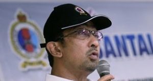 Azlan sebaiknya menarik diri kerana pemilihan beliau sebagai Menteri Besar oleh Raja Perlis Tuanku Syed Sirajuddin Putra Jamalullail tidak diterima oleh sembilan anggota Dewan Undangan Negeri (ADUN) BN yang menang pada pilihan raya umum ke-14 (PRU14) yang lepas, kata Zahidi Zainul.  --fotoBERNAMA (2018)