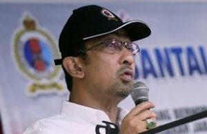 Azlan sebaiknya menarik diri kerana pemilihan beliau sebagai Menteri Besar oleh Raja Perlis Tuanku Syed Sirajuddin Putra Jamalullail tidak diterima oleh sembilan anggota Dewan Undangan Negeri (ADUN) BN yang menang pada pilihan raya umum ke-14 (PRU14) yang lepas, kata Zahidi Zainul.  --fotoBERNAMA (2018)