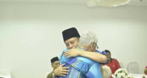 Ahmad Muadzam memeluk seorang pemimpin veteran UMNO pada majlis makan malam di Shah Alam.