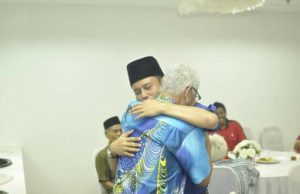 Ahmad Muadzam memeluk seorang pemimpin veteran UMNO pada majlis makan malam di Shah Alam.