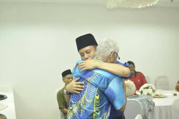 Ahmad Muadzam memeluk seorang pemimpin veteran UMNO pada majlis makan malam di Shah Alam.