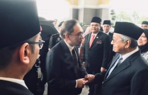 Datuk Seri Anwar Ibrahim bersalaman dengan Tun Dr. Mahathir Mohamad sebaik sahaja tiba di Istana Negara.