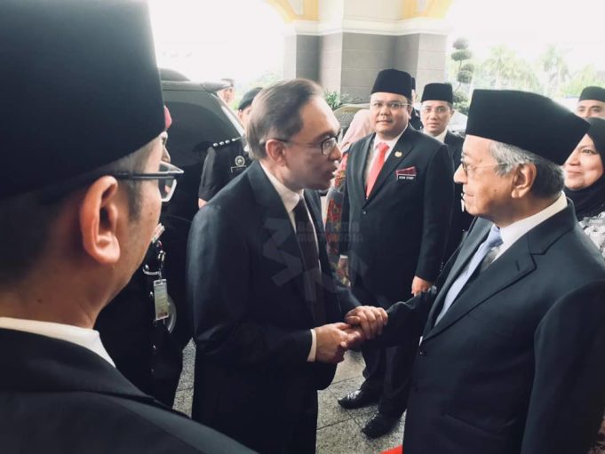 Datuk Seri Anwar Ibrahim bersalaman dengan Tun Dr. Mahathir Mohamad sebaik sahaja tiba di Istana Negara.