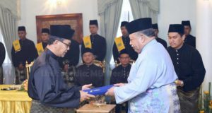 Datuk Seri Azlan Man menerima watikah pelantikan dari Raja Perlis, Tuanku Syed Sirajuddin Putra Jamalullail.