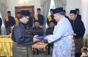 Datuk Seri Azlan Man menerima watikah pelantikan dari Raja Perlis, Tuanku Syed Sirajuddin Putra Jamalullail.