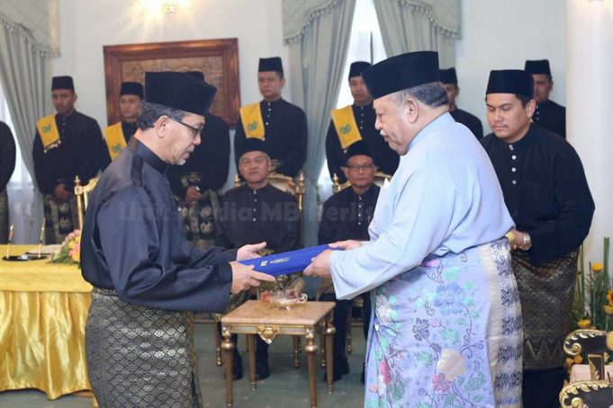 Datuk Seri Azlan Man menerima watikah pelantikan dari Raja Perlis, Tuanku Syed Sirajuddin Putra Jamalullail.