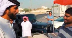 Shaikh Nasser Bin Hamad Al Khalifa berbual dengan Mohammed Ali Falamarzi di tepi jalan di bandar Hamad.