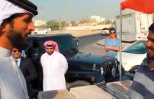 Shaikh Nasser Bin Hamad Al Khalifa berbual dengan Mohammed Ali Falamarzi di tepi jalan di bandar Hamad.