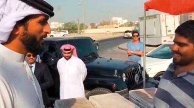 bahrain Shaikh Nasser Bin Hamad Al Khalifa berbual dengan Mohammed Ali Falamarzi di tepi jalan di bandar Hamad.