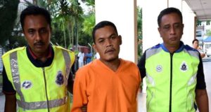 Seorang pekerja penyelenggara, Shahrul Pitri Jusoh,35, dibawa ke Mahkamah Majistret Teluk Intan bagi menghadapi tuduhan membunuh tiga adik beradik dalam kejadian amuk di Bagan Datuk pada 17 Mei lalu, hari ini. --fotoBERNAMA (2018)