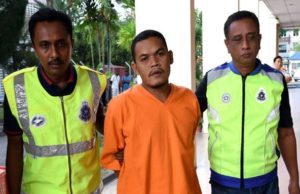 Seorang pekerja penyelenggara, Shahrul Pitri Jusoh,35, dibawa ke Mahkamah Majistret Teluk Intan bagi menghadapi tuduhan membunuh tiga adik beradik dalam kejadian amuk di Bagan Datuk pada 17 Mei lalu, hari ini. --fotoBERNAMA (2018)